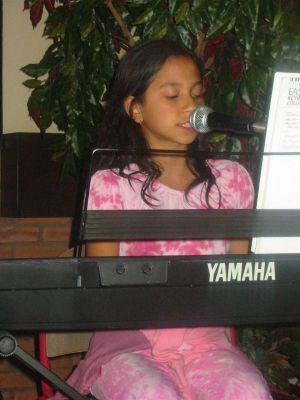 foto Shelby achter keyboard